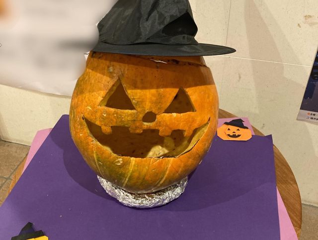 trick or treat！！　
お菓子をくれないと、イタズラしちゃうよ！

0.1.2歳児の子ども達も制作したキャンディを手におばけ達の登場を待ちます。ドキドキ…
仮装した3.4.5歳児の子ども達。元気な掛け声を響かせたり、なりきって歩き園内を巡り、スタンプラリーで楽しみました。

#samidori#さみどり#ジャックオーランタン#ハロウィン#福井#敦賀#こども園 #ハロウィンパーティ #かぼちゃ