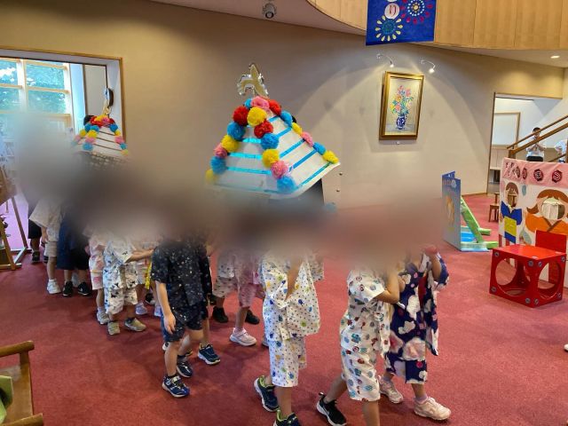 ♫さみどり夏祭り開催🎵

みんなの楽しみにしていたさみどり夏祭りが
おこなわれました💖
園内には、お神輿や顔出しパネルが飾られ、
お店には色々な品物が並び、
『いらっしゃい』『いらっしゃい』と元気な声が
響いていました😀

買い物をする子ども達も『どれにしようかな』🤩と
品定めしながら、お気に入りの品物を選んでいました。

ホールにはゲームコーナーも、、。
空き缶積みや箸つかみ、的当てなども楽しみました😀

その後のカラオケ🎤大会では歌って、
踊って、大はしゃぎ❗️

かんな組さんは午後からもう一つのお楽しみ❣️
スイカ割り🍉に挑戦❗️

割ったスイカ🍉は、かんな組みんなでおやつに
頂きました。

今日はみんなの心に残る夏祭りになったかな？
またお家でもお祭りごっこを楽しんで下さいね⭐️