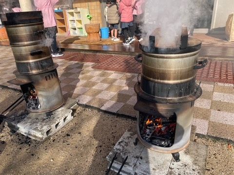 🎵おもちつき🎵

今日は新年最初の行事、おもちつきl
かまどで薪を燃やし、せいろで餅米を蒸して、
臼と杵を使って、ついていきました。

子ども達の「よいしょ〜」の掛け声に合わせて、
お手伝いに来て下さったお父さんがぺったん、ぺったんと
ついてくださり、あっという間に熱々のおもちになりました❗️
つきたてのおもちをほおばり、
大満足の子ども達でした‼️

#samidori #さみどり #おもちつき #湯気 #伝統行事