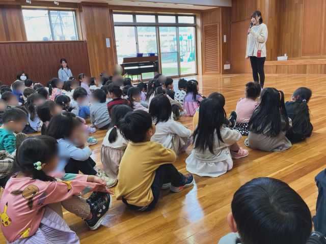 そろそろ桜も満開ですね。
今日は3・4・5歳のお友達がホールに集まって、始業式がありました。
1つ学年が大きくなって、ピカピカの新しい名札を胸に嬉しそうな子どもたち。
これからたくさん遊んで、いろいろな挑戦して、楽しく過ごしていきましょうね！

#samidori #新和さみどり保育園 #こども園  #敦賀 #福井 #教育 #子育て