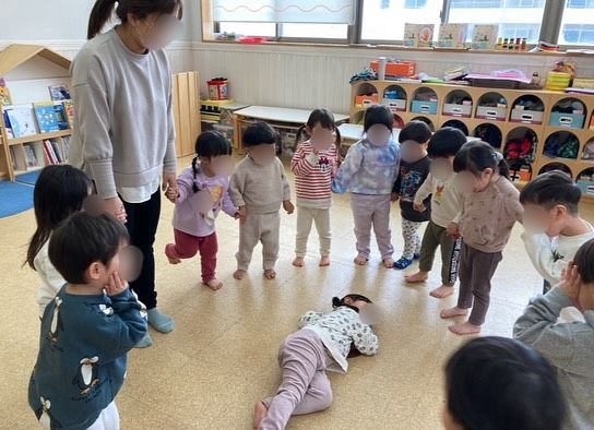 友だちとの関わりの幅が広がってきている2歳児のお友だち。
集団での遊びも盛り上がっていますよ🎵

☆むっくりくまさん
☆だるまさんがころんだ
☆ロケット競争
☆フルーツバスケット
☆２クラス合同の椅子取りゲーム

「頑張るぞ！」「負けて悔しい…」など
子どもたちのそれぞれの気持ちを受け止め、寄り添いながらみんなで楽しんでいます‼︎

来年は年少組さん。これからも沢山の友だちと一緒に様々な集団での遊びを楽しんでいきたいと思います😊

#samidori #さみどり #早翠 #幼稚園 #子ども園 #遊び #敦賀 #福井 #子ども #こども #教育 #子育て #21世紀スキル #非認知能力 #２歳 #集団遊び