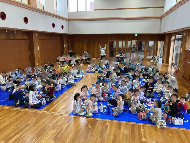 なかよし弁当🍱💛

お家の人が作ってくれたお弁当を抱え
3〜5歳のお友達がホールに集まりました😊

学年の壁を越えてワイワイお話しながら
楽しい時間を過ごす事ができました💕

#samidori #さみどり #早翠 #幼稚園 #子ども園 #遊び #敦賀 #福井 #子ども #こども #教育 #子育て #21世紀スキル #非認知能力