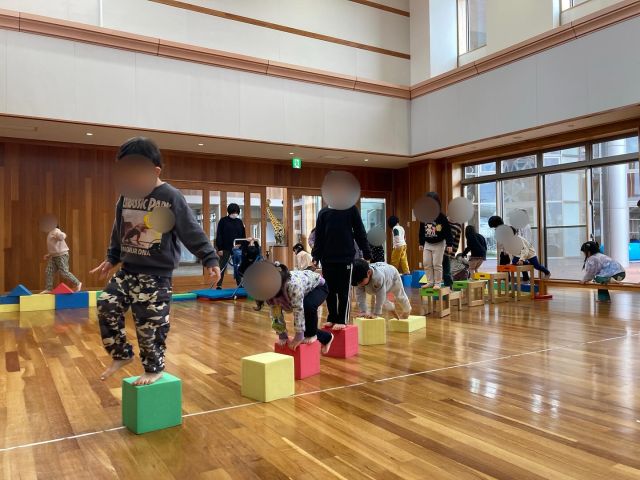 サーキット遊び

ホールにあるものを使って
みんなでコース作り
「鉄棒やりたい！」「ボールも使いたい！」
「ここにはソフトブロックを置こう！」
友だちと協力しながら
わいわい楽しくコースが完成🙌

自分たちで作ったサーキット
大盛り上がりでした☺️

#samidori #さみどり #早翠 #幼稚園 #子ども園 #4歳児 #遊び #サーキットあそび #敦賀 #福井 #子ども #こども #教育 #子育て #21世紀スキル #非認知能力