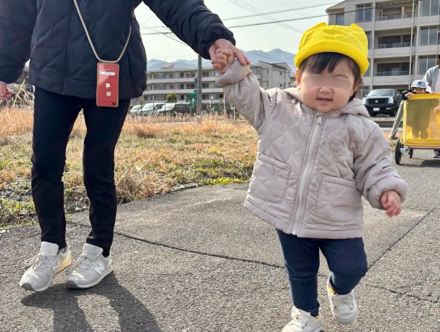 春の遠足〜和久野第一公園〜

しっかり歩けるお友だちが増えてきたばななぐみさん。
春の暖かい日差しのもと、遠足に行ってきました♪

手をつないで1歩1歩、『自分の足で歩く』ことを楽しんだり、公園でのびのびとたくさん体を動かして遊んできましたよ。

この1年で心も体もぐーんと大きく成長しましたね♡

#samidori #さみどり #早翠 #新和さみどり #子ども園 #遊び #敦賀 #福井 #子ども #こども #教育 #子育て #21世紀スキル #非認知能力 #遠足 #0歳児 #ばなな組
