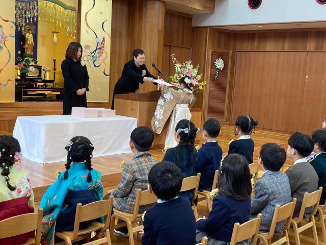 第13回 修了証書授与式が行われました。

ご卒園おめでとうございます。
38名の年長組さんが、
新和さみどり保育園を巣立っていきました。

4月からはピカピカの1年生✨
楽しいことやワクワクすることがたくさん待っています！
保育園での経験をむねに、
輝く未来へと羽ばたいていってくださいね。
年長組さんの小学校での活躍を応援していますよ！

たくさんの思い出をありがとう🌸

#samidori #さみどり #早翠 #保育園 #こども園 #5歳 #年長 #遊び #敦賀 #福井 #子ども #こども #教育 #子育て #21世紀型スキル #非認知能力 #卒園式 #3月