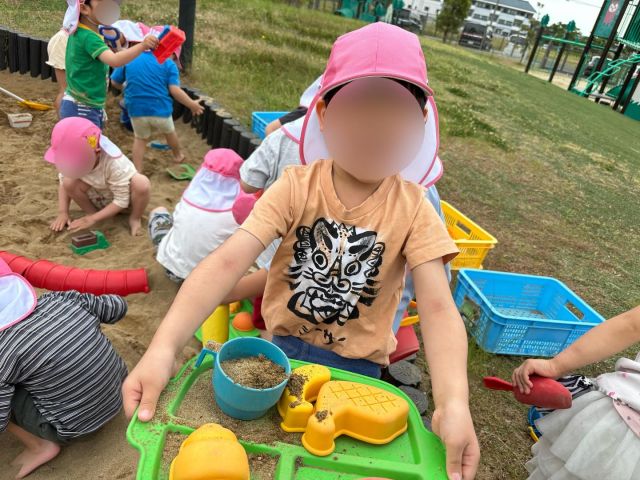 砂場遊びをしましたよ！
裸足で砂場に入って「冷たくて気もちい〜！」と喜びの声！普段なかなか遊べない砂場でお料理を作ったり、大きなお山を作ったり、砂に埋まってみたりと感触を豪快に楽しんでいましたよ♪

#saidori  #さみどり　#早翠　#子ども園　#幼稚園　#4歳児　#砂遊び　#子ども　#こども　#福井　#敦賀　#教育　#子育て　#21世紀スキル　#非認知能力