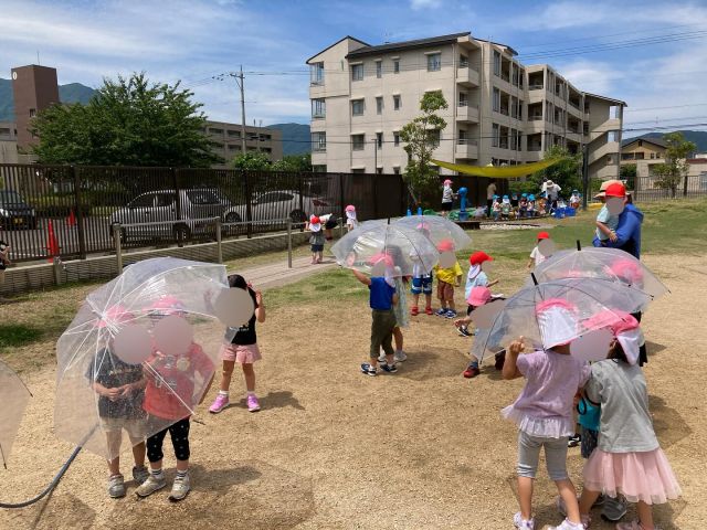 ．
今まで雨は悪い天気だと思っていたけど、製作を通して、雨が降る仕組みや雨の大切さを知った子どもたち。でも、やっぱり晴れた日も大好き！そんな時に思いついた雨ふりごっこ♪
ホースから出る水を雨に見立てて、晴れた日に傘をさして遊んでいます。

#samidori #さみどり #早翠 #子ども園 #梅雨 #傘 #水遊び #雨 #4歳児 #子ども #こども #敦賀 #福井 #教育 #子育て #21世紀スキル #非認知能力