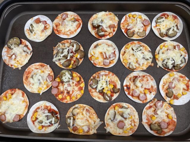 収穫したなすびでピザ作り。

生地の上にケチャップを塗ったり、自分で選んだ具材をトッピングして「おいしくな〜れ！」と気持ちを込めて並べる子どもたち。
焼き上がりを待つ時間もワクワクが止まりません！

「なすびいっぱい！」「チーズのびる〜！」
出来上がったピザを見て、思わず笑顔が溢れる瞬間でした。

育てた野菜を"食べる"という経験を通して、食べ物への感謝や、作る楽しさを感じられた素敵な時間になりました！

#samidori #さみどり #早翠 #保育園 #子ども園 #2歳 #遊び #敦賀 #福井 #子ども #こども #教育 #子育て #21世紀スキル #非認知能力 #なすび #食育 #収穫