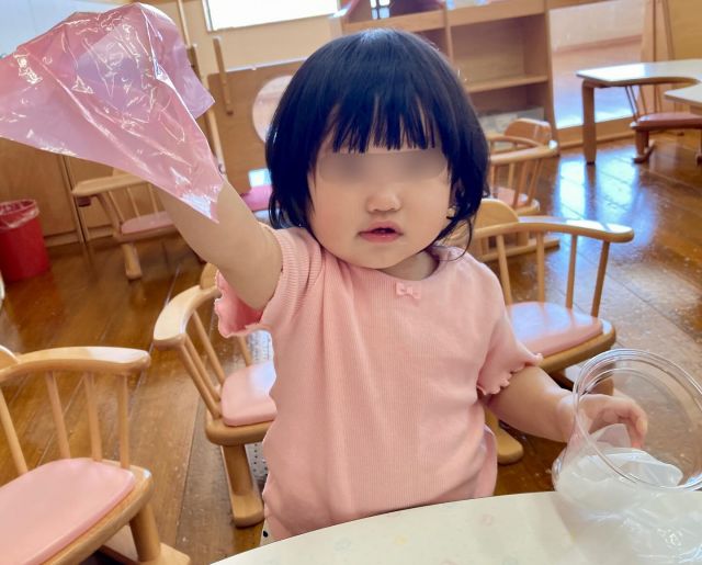 来週は、いよいよ園の夏まつり！

ばなな組さんは、りんご組さんと一緒にジュースとわたあめを作りました。

色とりどりの素材を手のひらでくしゅくしゅ丸めて…
ふわふわ綿をぐにゅぐにゅ揉んで…
「きみどり色、手についていないかな？」とちょっびり心配そうにしながらも、楽しく夢中になって作るばななさん♡

保育室内には、みんなでシールをたくさん貼って作ったちょうちんもズラリと並びました。

みんなで楽しい夏まつりにしましょうね♪

#samidori #さみどり #早翠 #幼稚園 #子ども園 #0歳児 #遊び #敦賀 #福井 #子ども #こども #教育 #子育て #21世紀スキル #非認知能力 #夏まつり #ジュース作り #わたあめ作り #感触遊び