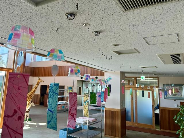 夏の風物詩、風鈴🎐
カップの下には、子どもたちのにこにこ笑顔の写真が！
風に揺れると、チリンチリンという音色は鳴りませんが
子どもたちの顔写真が揺れて
なんだか賑やかな声が聴こえてくる気がします♪

しばらくはエントランスに飾り、
園内を涼しげにしてくれていました！
今はそれぞれのお部屋にお引越しをして
ゆらゆら揺れている可愛い風鈴たちです⭐︎

#samidori #さみどり #早翠 #保育園 #子ども園 #3歳 #遊び #敦賀 #福井 #子ども #こども #教育 #子育て #21世紀スキル #非認知能力 #風鈴 #ゼリーカップ #ビー玉アート
