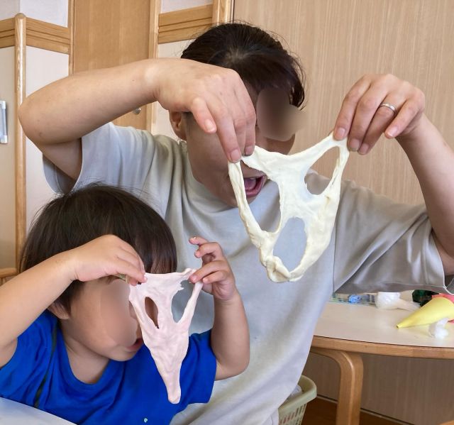 いろいろな感触に触れた夏。小麦粉粘土に色のついたソルト、スライムに春雨、生きたタコや種をまいて育てたひまわり。水遊びもたーっぶり楽しみました♪

#samidori #さみどり #早翠 #幼稚園 #子ども園  #1歳 #遊び #敦賀 #福井 #子ども #こども #教育 #子育て #21世紀スキル #非認知能力