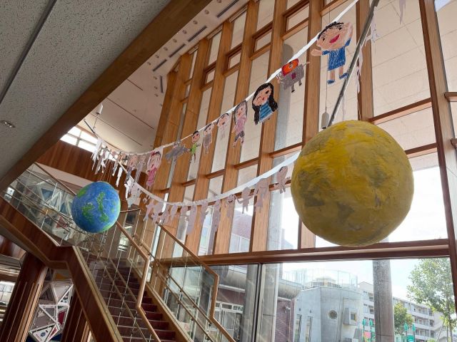 みんなで大きな月と地球を作りました！

月と地球は張り子で作り、宇宙旅行に行っている自分を描きましたよ。

風に揺れると、まるで本当に宇宙にいるみたい！！

#samidori #さみどり #早翠 #幼稚園 #子ども園 #5歳 #共同制作 #張り子 #中秋の名月 #宇宙 #遊び #敦賀 #福井 #子ども #こども #教育 #子育て #21世紀スキル #非認知能力
