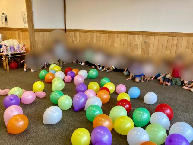 お部屋いっぱいの風船に大興奮！🎈🎈

ふわふわ〜っと動く風船を目で追ったり、追いかけたり、ジャンプしたり。

手作りラケットでポンポン弾いて遊ぶ子や、好きな色を選んでごっこ遊びが始まったりと、遊びは無限大！

背筋をピンと伸ばすことで姿勢の改善にも♪

圧縮袋に入れると、風船クッションの出来上がり🎈

つるつる、ふわふわ、きゅっきゅっ、ぼよ〜ん

様々な音や感触で五感を刺激し、夢中になって遊んでいた2歳児さんでした♪

#samidori #さみどり #早翠 #幼稚園 #子ども園 #2歳 #遊び #敦賀 #福井 #子ども #こども #教育 #子育て #21世紀スキル #非認知能力 #風船遊び #ゴム風船