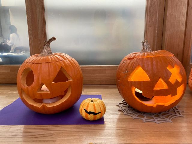 🎃
ハロウィンに向けて
ジャックオーランタンを作りました★
かぼちゃのワタとタネをとって
みんなで相談して目と鼻と口を
いろんな形にカットしましたよ！
エントランスが賑やかになりました♪

#samidori #さみどり #早翠 #幼稚園 #子ども園  #遊び #ハロウィン #ジャックオーランタン #敦賀 #福井 #子ども #こども #教育 #子育て #21世紀スキル #非認知能力