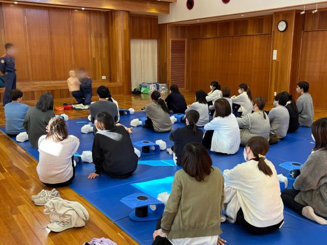 消防署の救急救命士の方に来ていただき
救急法の講習を受けました

毎年開催していますが
その年、その時で学びがあります
都度、アップデートしながら
今後の保育に生かしていこうと思います

#さみどり #samidori #認定子ども園 #職員研修 #救急法 #救急救命士 #AED #心肺蘇生法 #腹部突き上げ法 #背部叩打法 #胸骨圧迫 #学び #福井 #敦賀