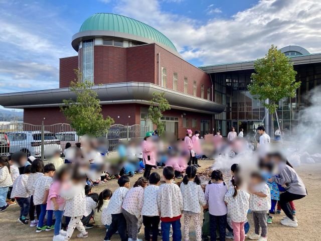今日は保育園のみんなで焼き芋パーティー🍠✨

先日年長組さんが掘って来てくれたさつまいもを使って作りましたよ！！

お芋を濡らして、アルミホイルで包んで準備完了！

お友だちにも薪を焚べたり団扇で仰いだりして協力してもらいながら、一から焚き火を作ります。

薪が蒸発して立つ「パチパチッ」という音、
手をかざすとほのかに温かい熾火(おきび)、
煙の香ばしい香り、
そして、出来立てのあま〜いホクホク焼き芋！

たくさんの感性を刺激しながら思い切り楽しんだ焼き芋パーティーでした♪

#samidori #さみどり #早翠 #保育園 #子ども園 #新和さみどり保育園 #0歳 #1歳 #2歳 #3歳 #4歳 #5歳 #遊び #敦賀 #福井 #子ども #こども #教育 #子育て #21世紀スキル #非認知能力 #焼き芋 #焚き火 #さつまいも