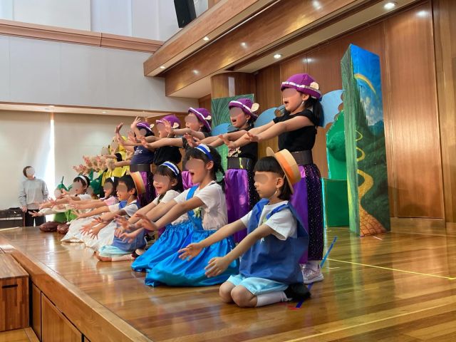 12月18日
年長組の発表会を行いました

年長組にとって園生活最後の発表会。友だちと心を一つにし、お稽古を重ねてきた子どもたちは、本番の舞台でそれぞれが輝く姿を見せてくれました

一人ひとりの表情や表現から、この一年での大きな成長が感じられる、心に残る発表会となりました。温かい拍手とご声援をありがとうございました

#さみどり #samidori #認定こども園 #子どもの成長 #発表会 #お友だちも一緒に #表現活動 #オペレッタと歌 #ステージ発表 #生き生きと #衣装 #福井 #敦賀 #非認知能力