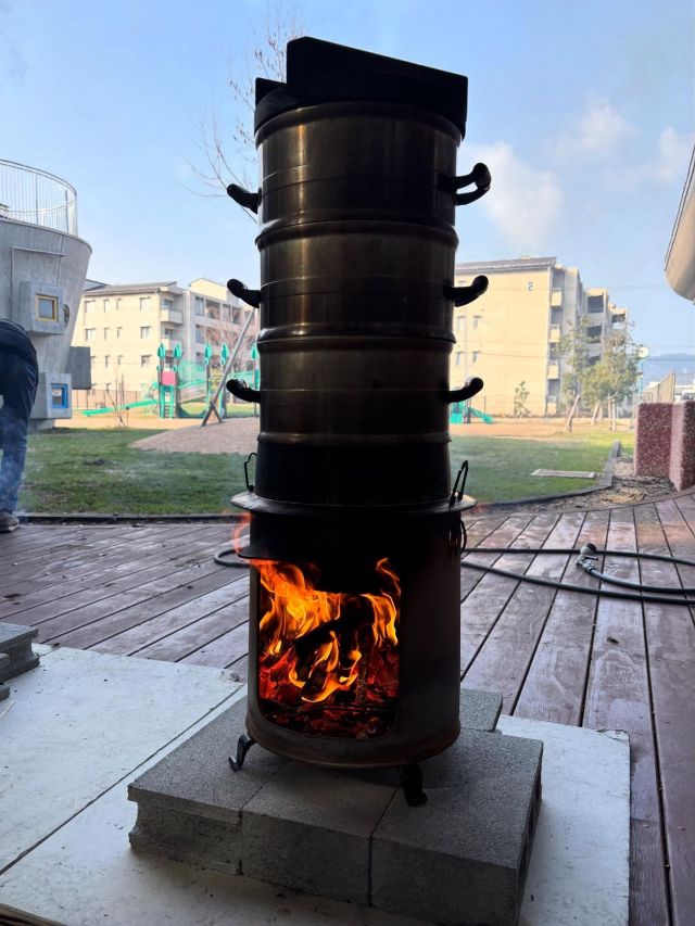 新和さみどり保育園のおもちつきは、昔ながらの本格餅つき！
かまどで火を焚き蒸篭でもち米を蒸していきます。設置された杵や臼に子どもたちも興味津々。

もち米が蒸し上がるとともに、餅つきがスタート！
よいしょー‼️ よいしょー‼️
と子どもたちの威勢のいい声が響き渡ります。

丁寧についたおもちは、よく伸びて、なめらかで舌ざわりの良いおもちにつき上がりました。

楽しさいっぱい！
美味しさいっぱい！
のおもちつきとなりました。

#samidori #さみどり #おもちつき #伝統文化 #杵と臼 #むかしながらの #かまど #せいろ #もち米 #きなこもち #砂糖醤油 #おこわ #おいしい #食育 #実体験 #伝統行事