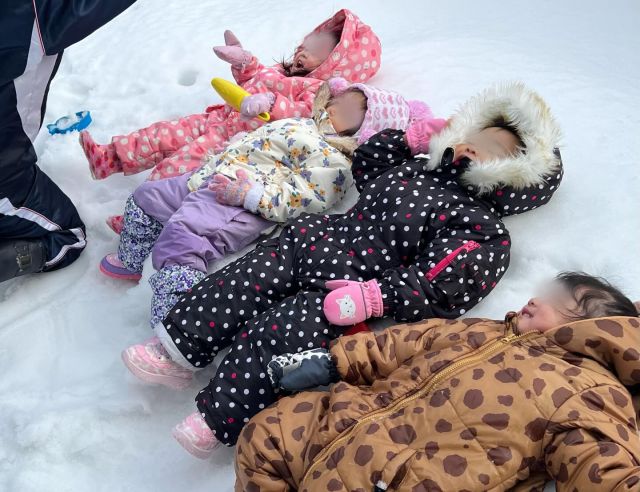 雪遊びではふわふわの雪の上に寝てみたり、クッキングではもったりした生地を混ぜたりせいろの中をのぞいてみたり、ヒヤシンスを触ったりにおいをかいでみたり、もこもこ絵の具を触ったりにぎったり…

五感を使っていろいろな遊びを楽しみました！これからも子どもたちの「やってみたい！」を大切にしていきたいと思います。

#新和さみどり保育園 #認定こども園 #敦賀 #１歳児 #非認知能力